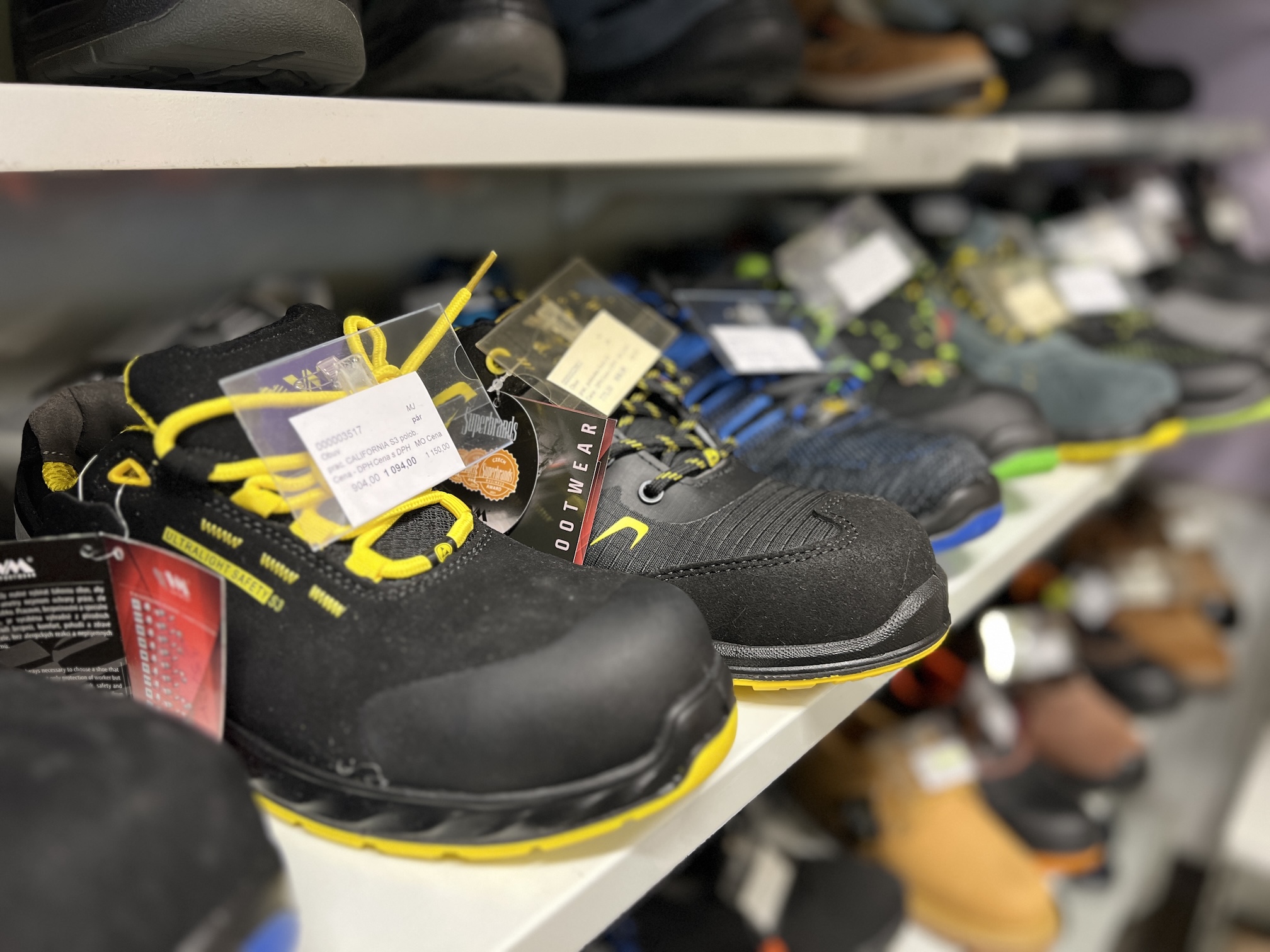 Pracovní oděvy a obuv